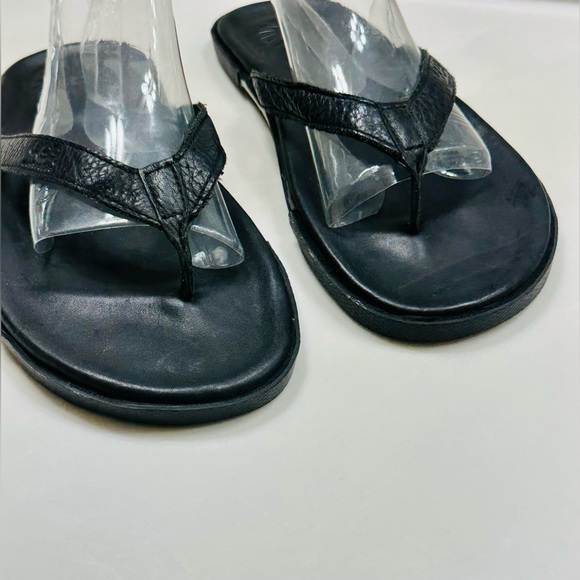 UGG Men’s Black Leather Thong Sandals Sz. 11 - Picture 3 of 8